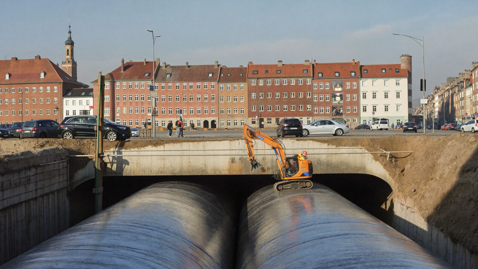 Fernwärmetrasse unter laufendem Verkehr in der Kieler Innenstadt