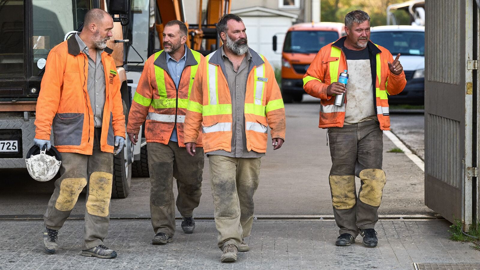 Kolonne am Hof, kurz vor der Abfahrt zur Baustelle