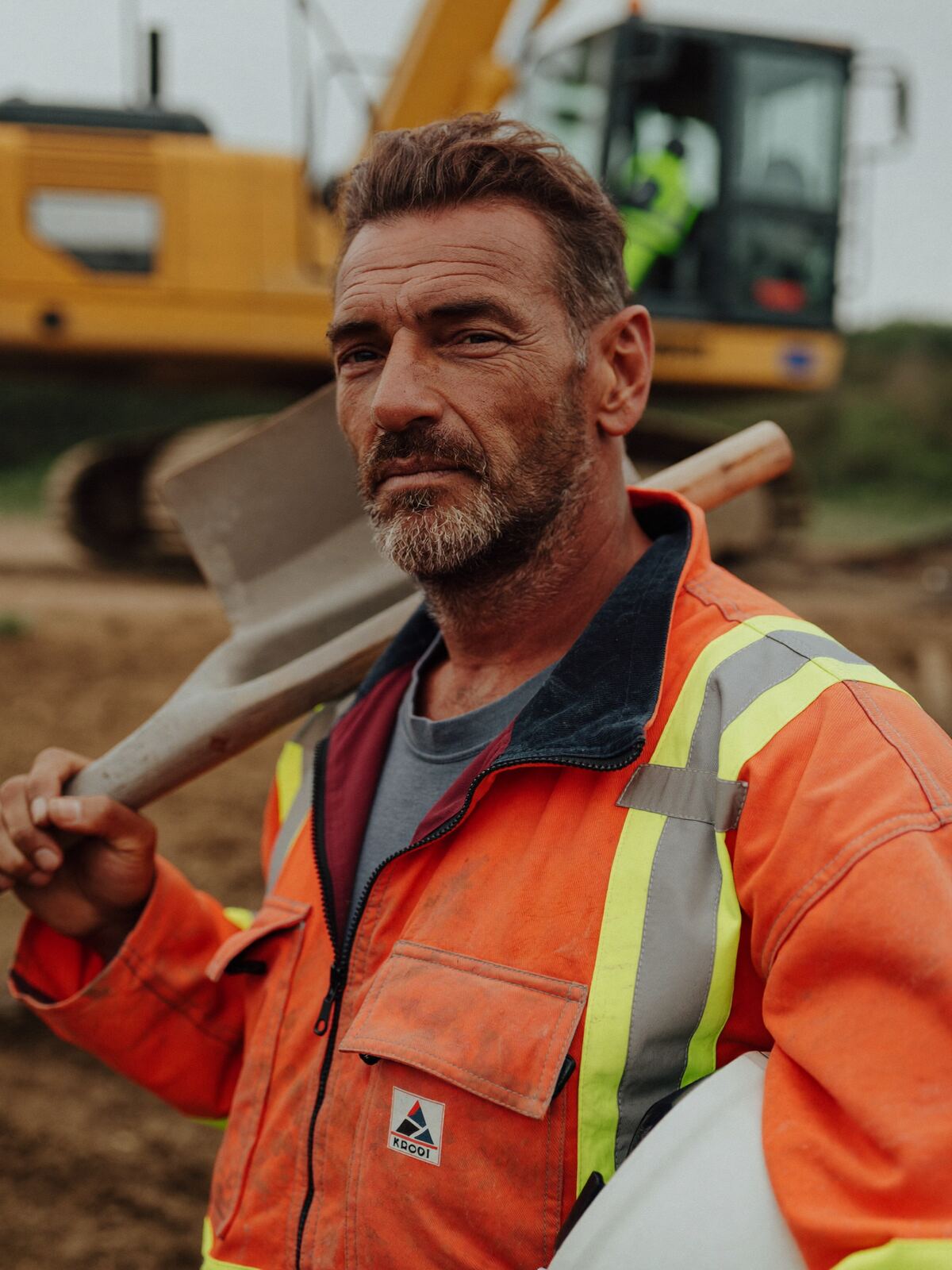 Porträt auf der Baustelle, kein gestelltes Lächeln