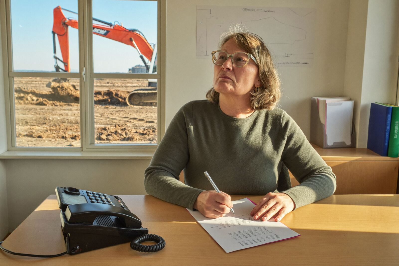 Person, die im Büro das Telefon abnimmt