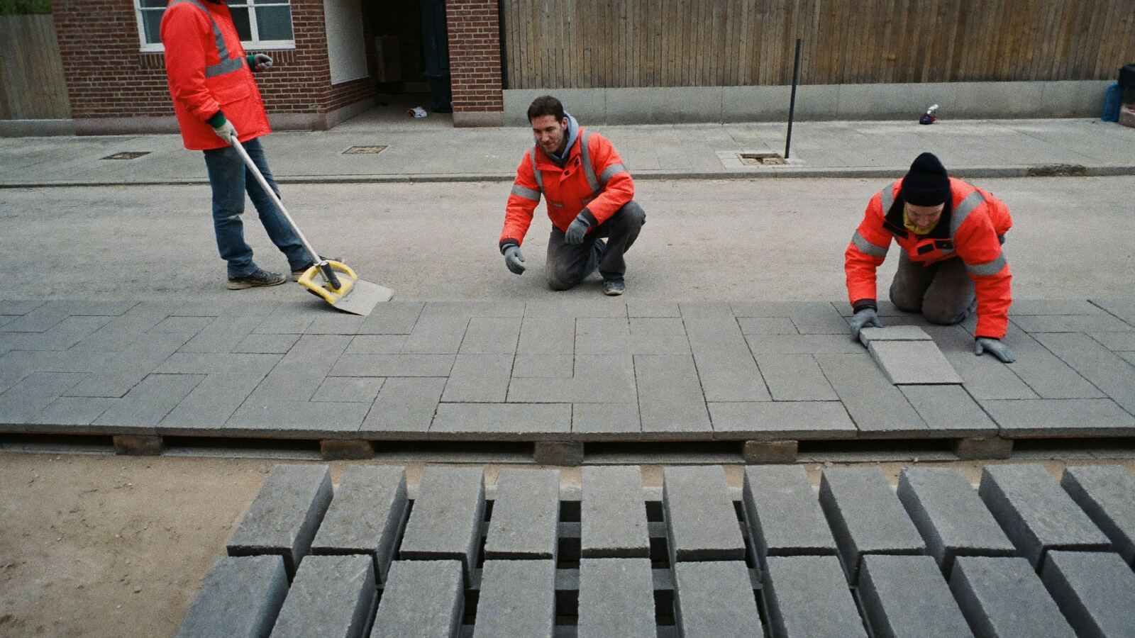 Kolonne beim Einbau des Unterbaus