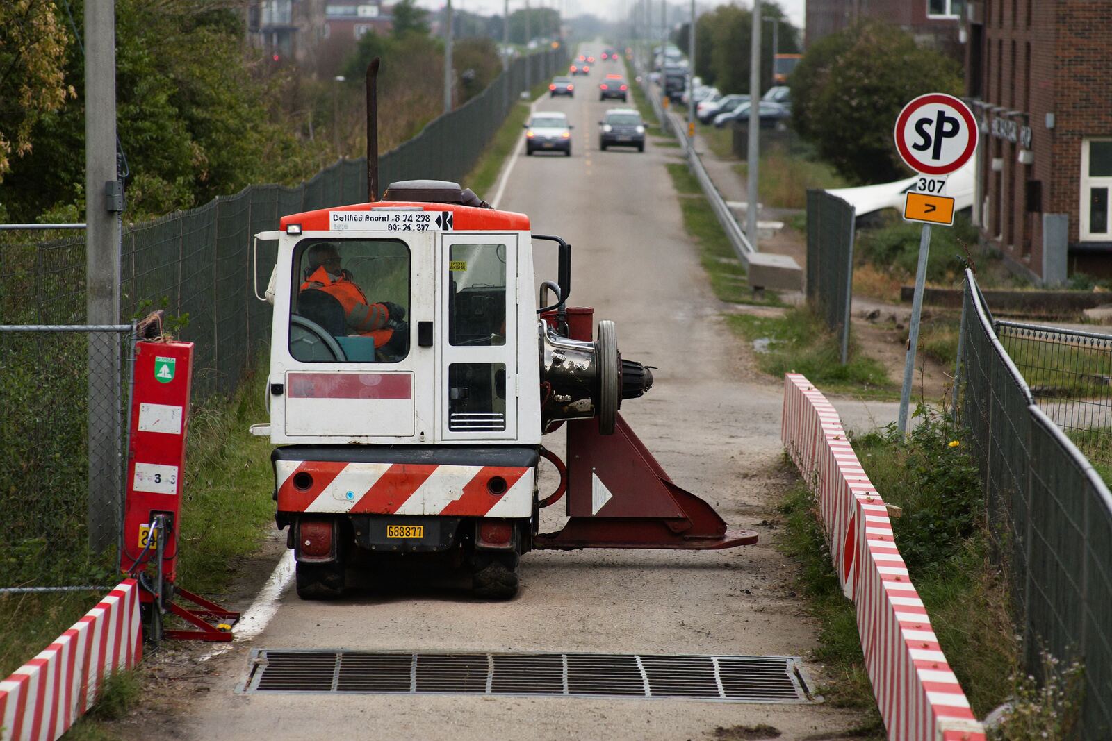 Bohrgerät neben der Fahrbahn, Verkehr läuft