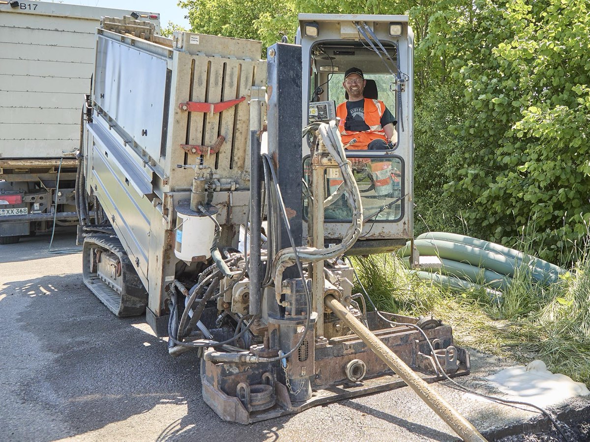 Horizontalbohranlage am Straßenrand, Bohrgestänge führt ins Erdreich